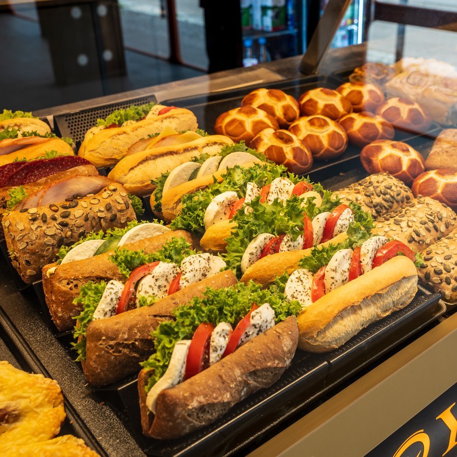 Frische Sandwiches und Brötchen in der Royal Back Auslage