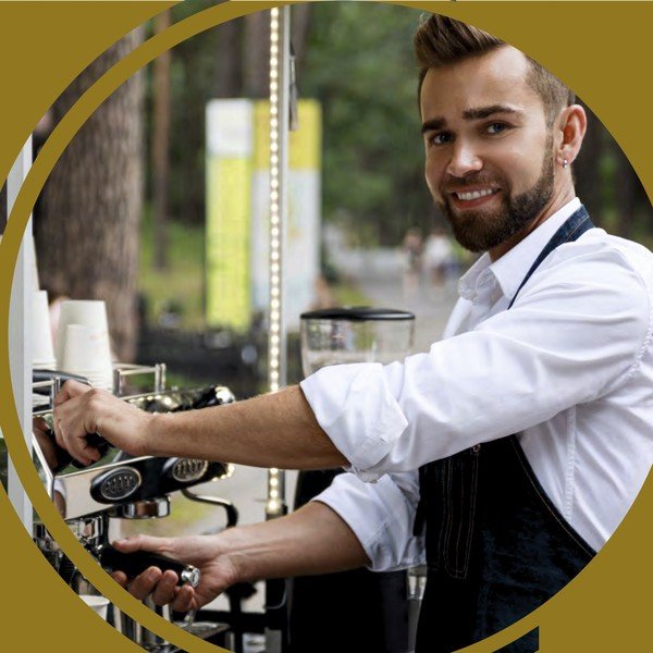 Barista bereitet Kaffee zu