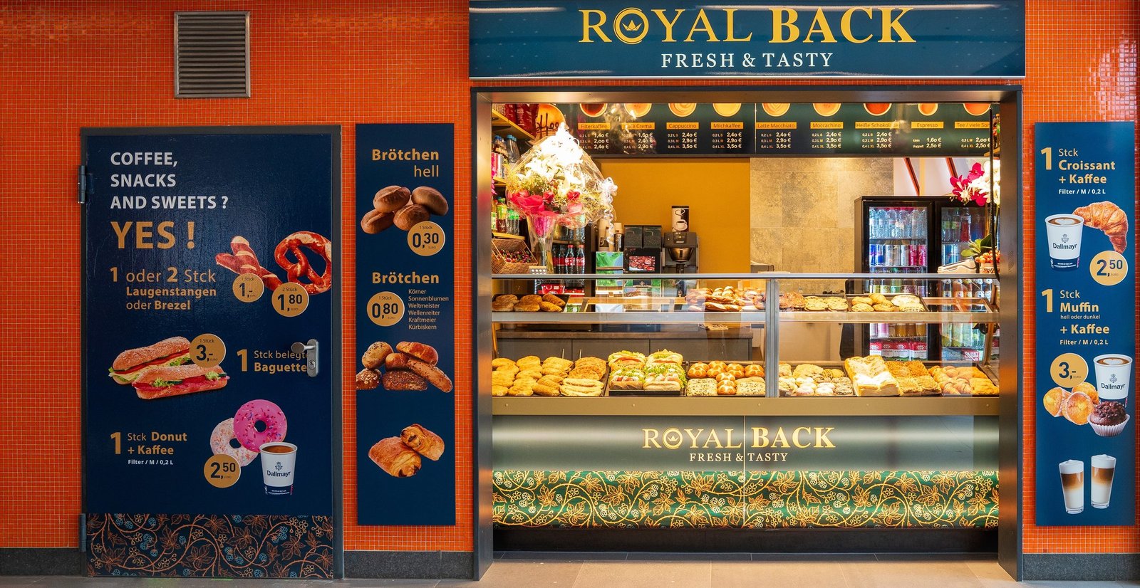 Der Royal Back Verkaufsstand mit Menütafel, frischen Backwaren und Kaffee
